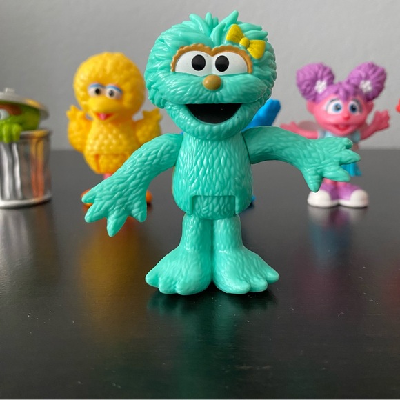 Sesame Street Neighborhood Friends, 6-piece Poseable Figurines - Picture 5 of 11